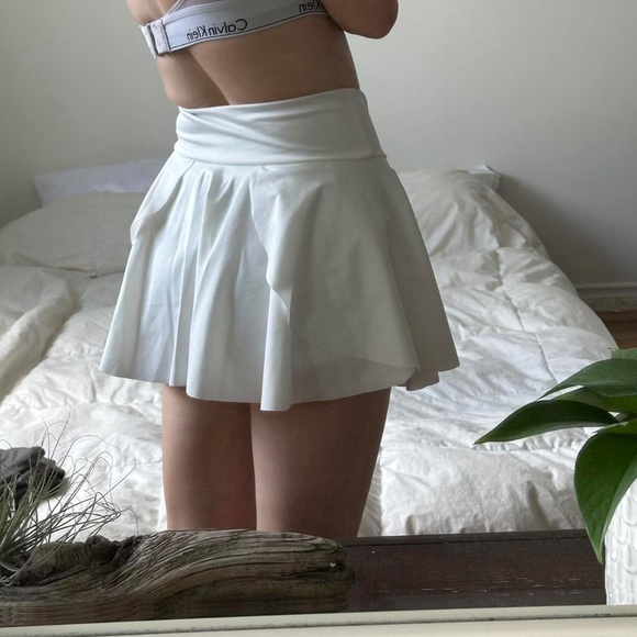 White golf skirt with built-in shorts - Picture 8 of 8